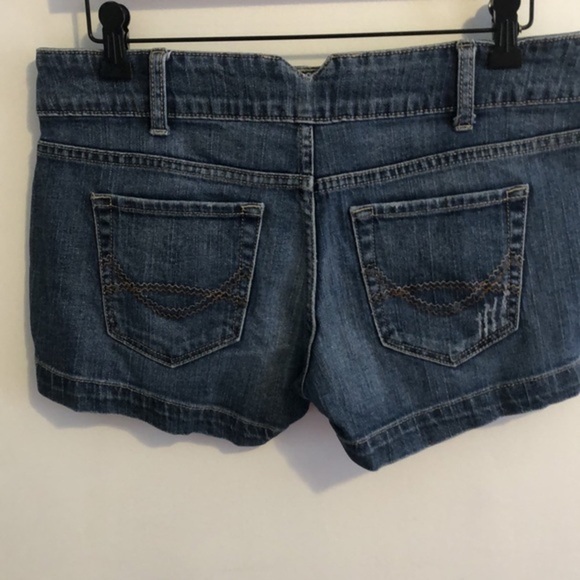 𝅺Cute Juniors Mossimo Supply Co. Jean shorts in size 7 - Picture 4 of 6